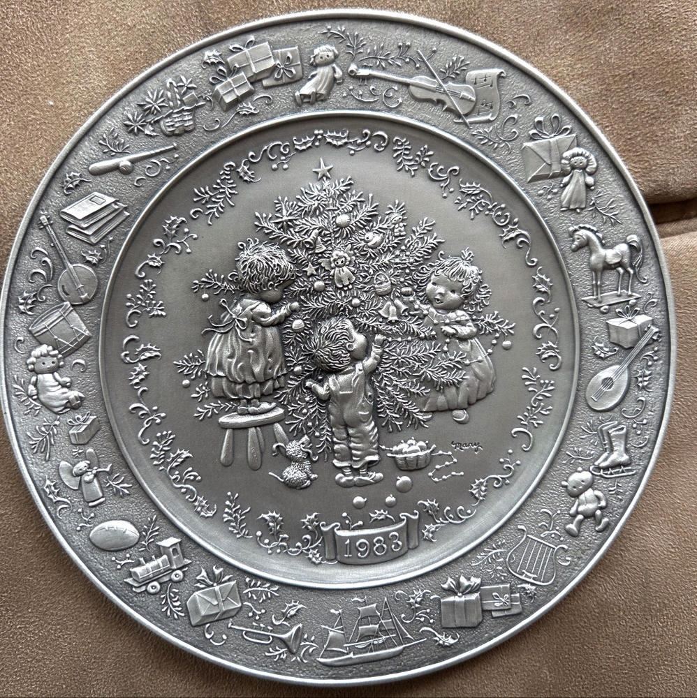 Hallmark -1983- Pewter Christmas Plate with Box, Paperwork & Stand.